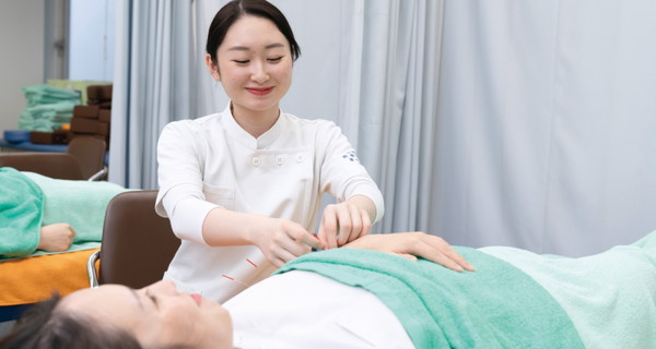 福岡天神医療リハビリ専門学校の鍼灸実習の様子